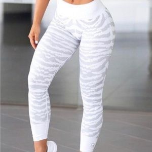Bombshell white tiger print legging